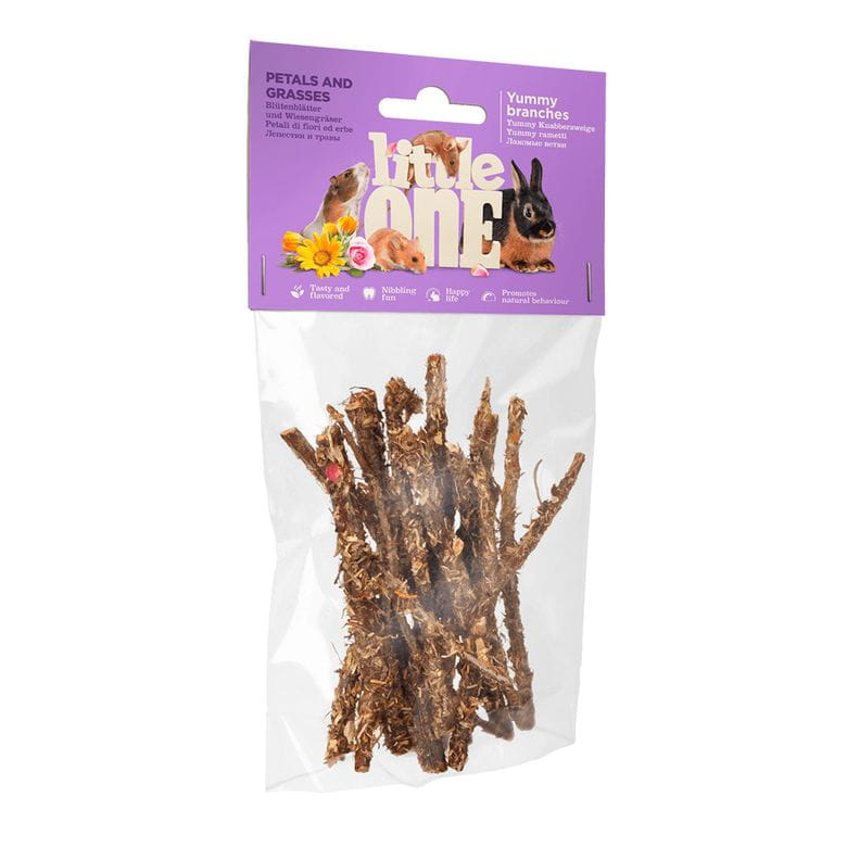 Ramitas con pétalos y hierbas de los prados